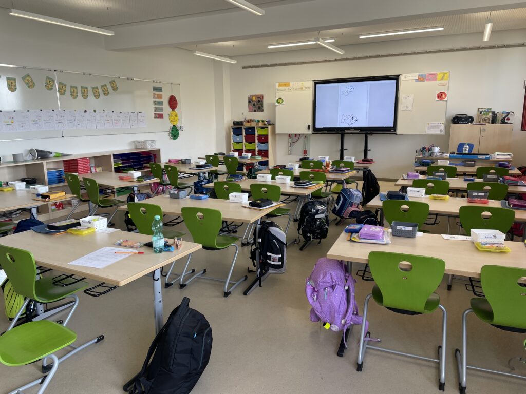 Klassenraum mit Digitaler Tafel und moderner Einrichtung