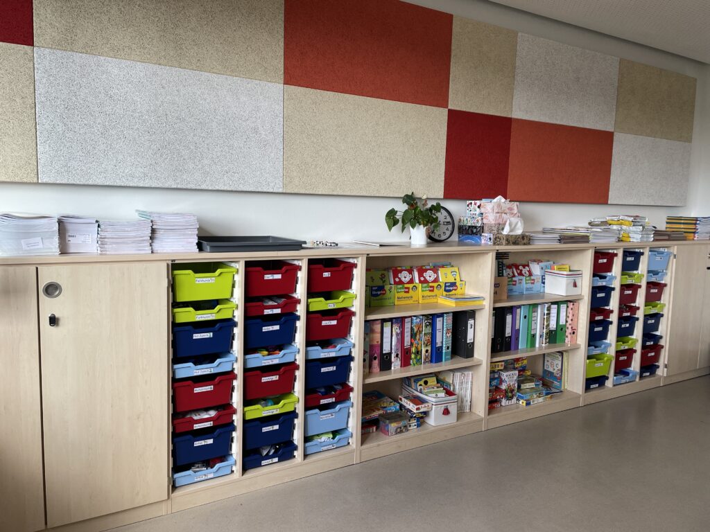 Einrichtung eines Klassenzimmers mit bunten Schubladen und modernen Regalen